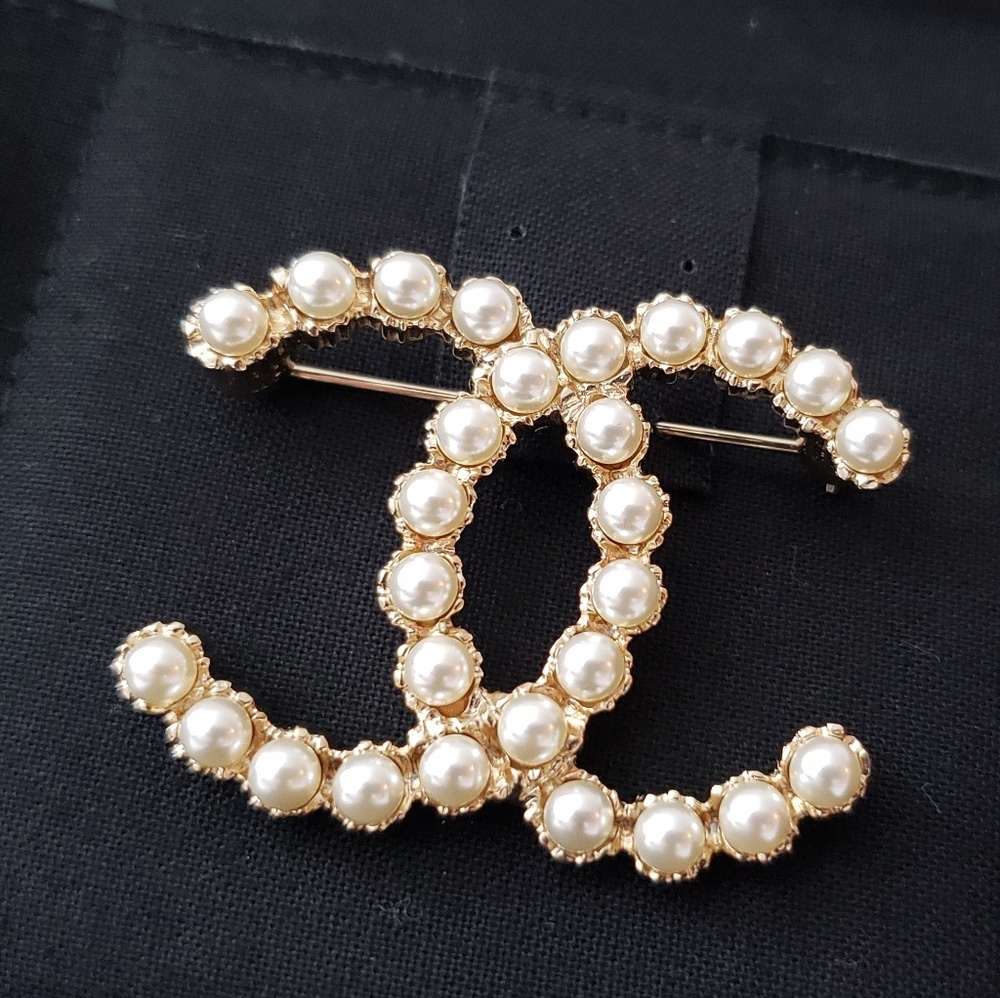 ✔✔SOLD✔✔NWOT Authentic CHANEL brooch